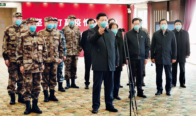 2020年3月10日，中共中央總書記、國家主席、中央軍委主席習近平專門赴湖北省武漢市考察新冠肺炎疫情防控工作。這是習近平在火神山醫院指揮中心視頻連線感染科病房，與病房內患者和醫務人員親切交流。 